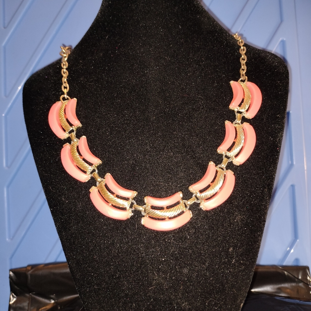 COSTUME NECKLACE WITH NO MARKINGS